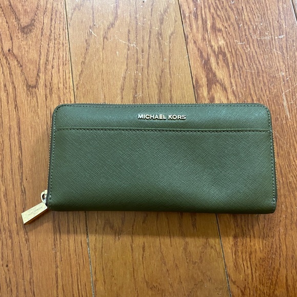 Michael Kors Jet Set Travel Continental Wallet - Picture 1 of 9